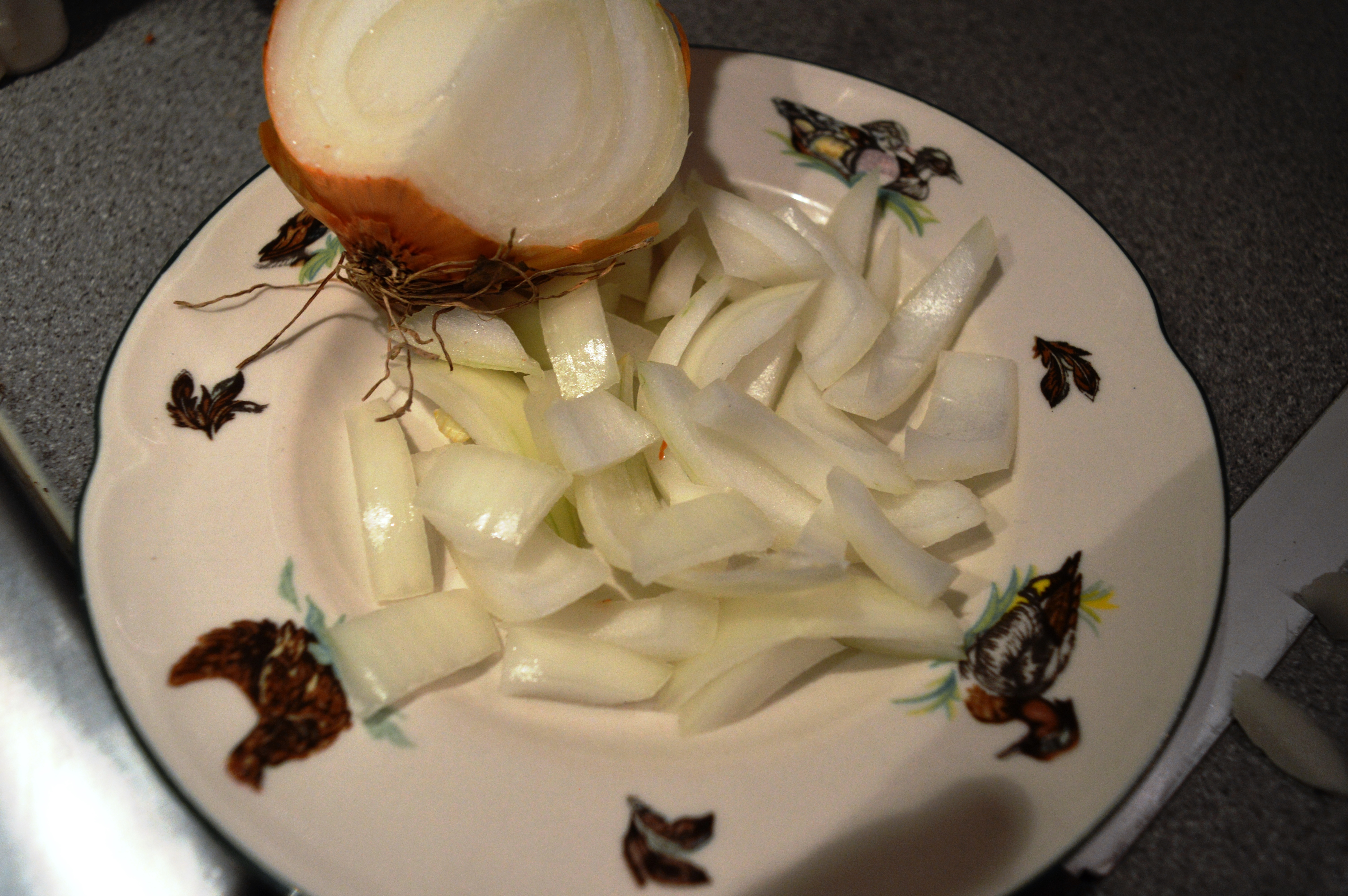 cut-onion-on-plate